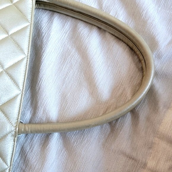 COA💓🔥CHANEL Iridescent Pearl Lambskin Medallion Tote /COA - Picture 14 of 14